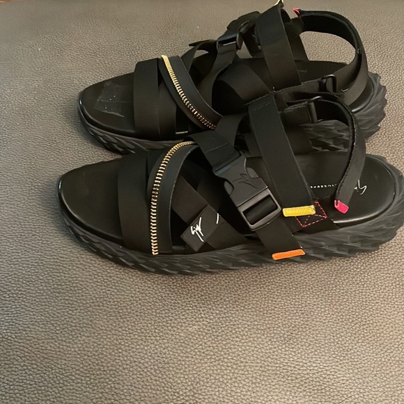 Guissepe Zanotti zipper sandal - Picture 2 of 3